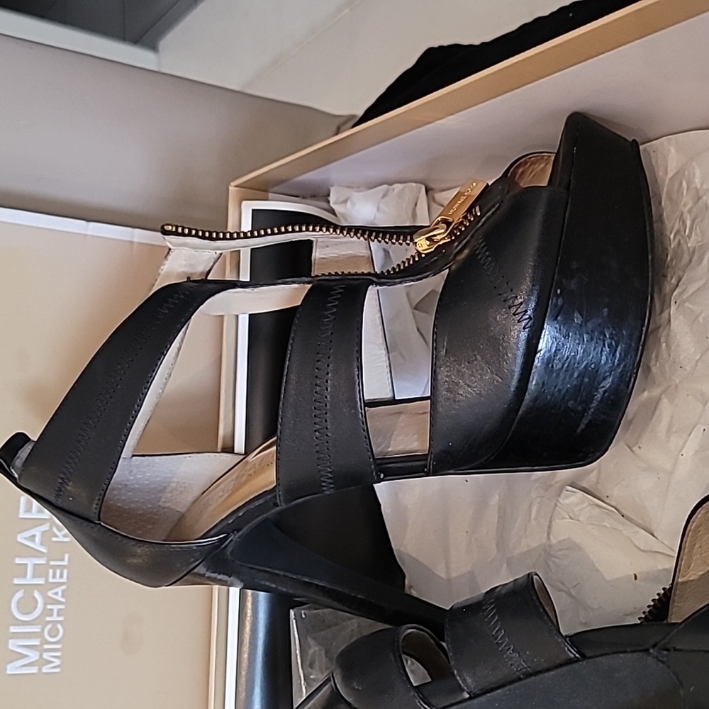 Woman shoes - Picture 2 of 2